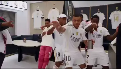 Après le 4-3 remontada face à la Roma  dans les vestiaires de Madrid 🤍🤷🏽#football #realmadridfans #mbappe #championsleague #realmadrid 