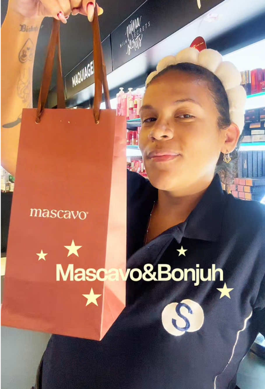 💄Uma nécessaire compacta, produtos Mascavo e uma make COMPLETA pra provar que você não precisa de muita coisa pra arrasar!  Vem montar sua nécessaire dos sonhos no Sacolão! ✨  #Mascavo #MakeCompleta #Maquiagem #SacolãoCosméticos #Necessaire