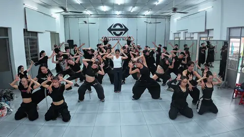 Thầy Zùi ơi ông ăn gì mà… thế dc me @Hoang Thuy Linh @XTREME POWER DANCE COMP OH Dance Team #ThayDui #HoangThuyLinh #vitdenchoreography 