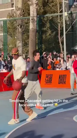 this is so embrassing 😭 #timotheechalamet #basketball #hit #funny #fyp