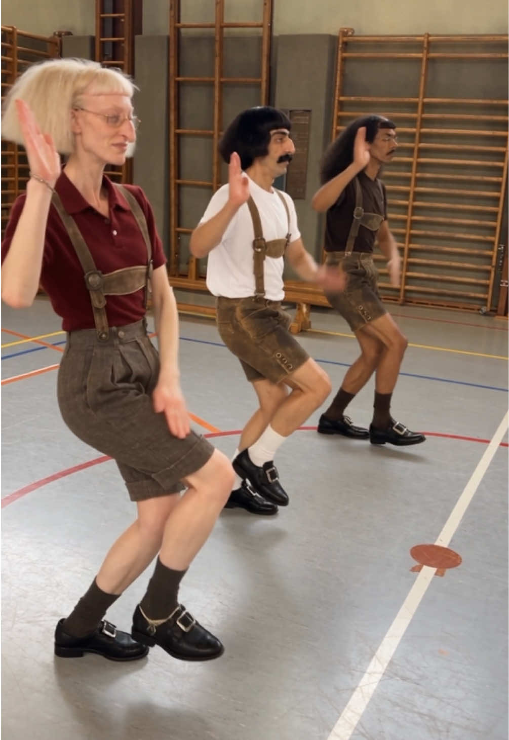 Just a little Schuhplattler lesson with the gang 🖤 #edithpaf