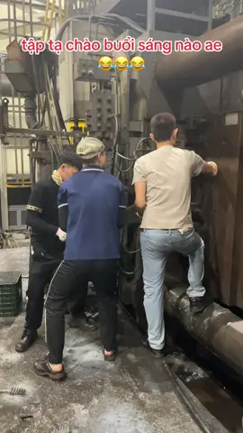 3 người công vào .. mà lúc công ra có 2 người là chịu cứng luôn 😂😂😂
