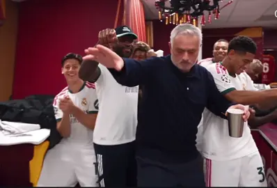 Mourinho después de la remontada ante la Roma 😂💃 ¡El vestuario del Madrid se volvió una discoteca! 🤣⚪ #Mourinho #RealMadrid #HumorFutbolero #Fútbol #Risas