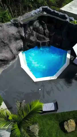 🏡 ¡Una villa impresionante en Yamasá que tienes que conocer! 🇩🇴 ¿Buscas un lugar amplio para compartir con familiares y amigos, disfrutar de una piscina privada y desconectarte de la rutina? Villa Mi Casita, en Yamasá, Monte Plata, es una opción para disfrutar de una escapada rodeada de naturaleza y entretenimiento. 🌴 ✨ Entre sus amenidades y espacios encontrarás: 🏊 Piscina para disfrutar y refrescarte. 💦 Jacuzzi o bañera de hidromasaje. 🍖 Área de BBQ para compartir una buena comida. 🍽️ Cocina equipada. ❄️ Habitaciones con aire acondicionado, según el anuncio. 🌿 Patio, jardín y áreas exteriores. 🏀 Cancha de baloncesto. 🎱 Mesa de billar. 🪨 Una cueva que hace de esta villa un alojamiento diferente. 🚗 Estacionamiento y conexión Wi-Fi. 🛏️ Cuenta con una distribución publicada de 8 habitaciones, 12 camas y 8 baños, ideal para grupos y reuniones familiares. La capacidad exacta debe confirmarse antes de reservar. 🌴 En Villas Rentas RD te ayudamos a organizar tu próxima escapada, con opciones de villas, alojamientos, tours, excursiones y paseos en yates y embarcaciones. 📲 Para consultar disponibilidad, precios y organizar tu próxima experiencia, escríbenos por WhatsApp al 809-883-1788. #VillasRentasRD #VillaMiCasita #Yamasa #MontePlata #VillasRD    