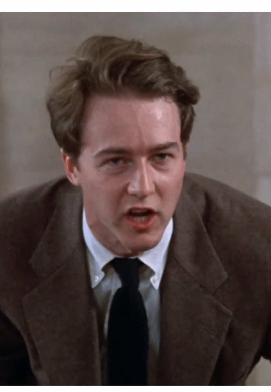 One of the greatest debut performances ever and one of the greatest plot twists in cinema history. Primal Fear (1996) is the kind of thriller that keeps you questioning everything you see. Starring Richard Gere and Edward Norton, the film follows a high-profile defense attorney who takes on the case of a young altar boy accused of murdering a respected archbishop. For his very first feature film role, Edward Norton delivers a performance that’s almost impossible to believe. He holds your attention from the moment he appears on screen, bringing a level of depth and unpredictability that makes every scene more interesting. Richard Gere is equally compelling as a lawyer who believes he knows how the system works, only to find himself caught in a case far more complicated than he expected. But the real magic of Primal Fear is how it plays with your expectations. Every detail matters, every conversation makes you think, and the tension keeps building until the very end. If you love psychological thrillers that make you question everything, this is a must-watch. And if you already know how it ends, you know exactly why this film is still talked about today. Have you seen Primal Fear? What did you think of Edward Norton’s performance?