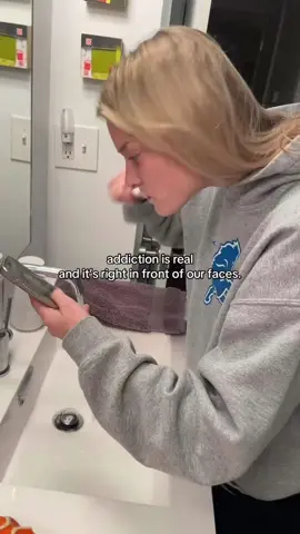 The more you doomscroll the more your brain rots #screentime #dopamine #detox #phoneaddiction 