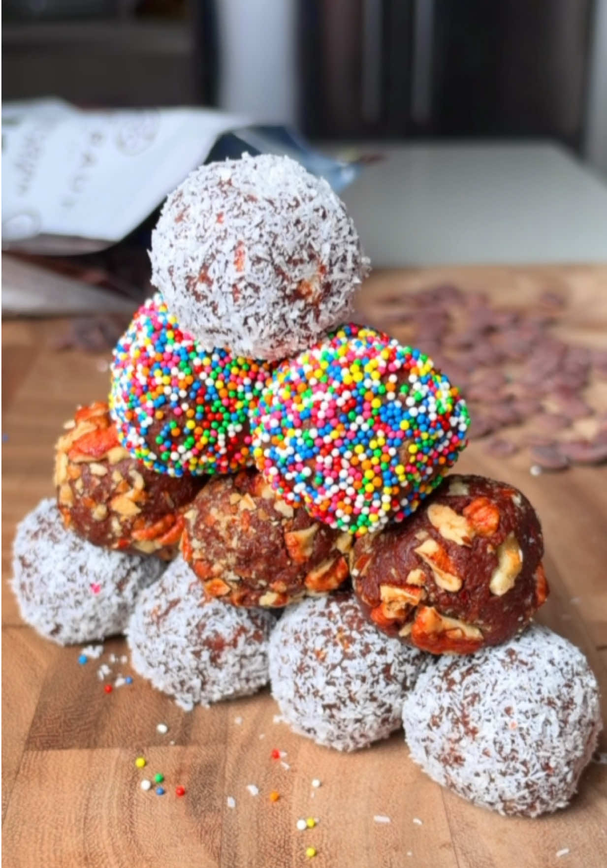 The Best Chocolate Treat in the World! 🍫🤎 Ingredients: * 250g (9 oz) plain tea biscuits or graham crackers * 1 cup (240ml) milk * 50g (3½ tbsp) butter * 4 tbsp unsweetened cocoa powder * 4 tbsp sugar (I use a little less) * 1 tsp vanilla extract * 200g (7 oz) milk or dark chocolate, broken into pieces Instructions: 1. Break the biscuits into small pieces and set aside. 2. In a saucepan over low heat, combine the milk, butter, cocoa powder, sugar, vanilla extract, and chocolate. Stir until everything is completely melted and smooth. 3. Remove from the heat, add the crushed biscuits, and mix well until fully coated. 4. Refrigerate for at least 1 hour, or until the mixture is firm enough to shape. 5. Roll into bite-sized balls and coat with your favorite toppings — shredded coconut, cocoa powder, sprinkles, crushed nuts, or anything you love! Enjoy! 🤎 #Foodie #chocolate #EasyRecipe #homemade 