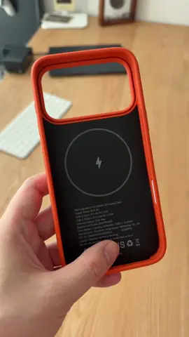 📲Just put this case on, and it can charge your phone. No more carrying around a bulky power bank!#phonecase #chargingcase #powerbank #techtok #tiktokshopdealsforyoudays 