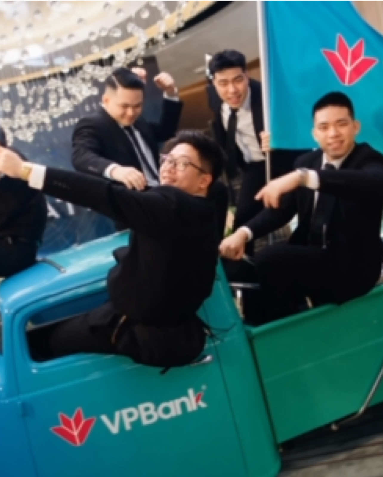 Đầu cầu Vpbank Lạc Trung hôm nay👑🫶🏻❤️ Put your hands in the air What's up VIPPP📣📣📣 Các bạn đã sẵn sàng cho concert BIGBANG 24-25/10 chưa ạ😍 #vpbank #banker #bigbang #nganhang #vpbanklactrung 
