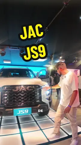Por primera vez en Latinoamérica, llega el JAC JS9, un SUV todoterreno de más de 5,2 metros de longitud que destaca por sus dimensiones, diseño y capacidad para explorar más allá del asfalto. Descubre sus características y conoce de cerca esta nueva propuesta en el segmento de los SUV de gran tamaño. ¡No te pierdas la oportunidad de conocerlo! 🚙🔥 #JACJS9 #JAC #SUV #Todoterreno #SUVGrande 