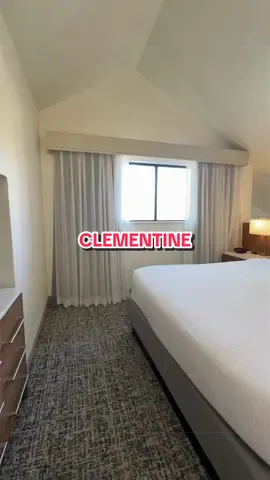 ¿Vas a viajar en grupo a Disneyland y no quieren terminar apretados en una habitación? 🏰✨ Guarda el Clementine Hotel & Suites Anaheim para su próxima escapada. Este hotel cerca de Disneyland cuenta con suites con cocina completa y opciones de dos habitaciones, ideales para considerar si viajan con amigos, abuelos o en familia. 🙌 Poder preparar comidas y snacks también ayuda a cuidar el presupuesto del viaje. 📍Si buscas dónde hospedarte en Anaheim, hoteles para grupos cerca de Disneyland o suites para familias grandes en California, échale un vistazo a esta opción. 💚 Toca el pin verde arriba de mi nombre para consultar precios y opciones para tu grupo en las fechas de su viaje. #tiktokgorisingstarsl2 #anaheim #california #disneyland 