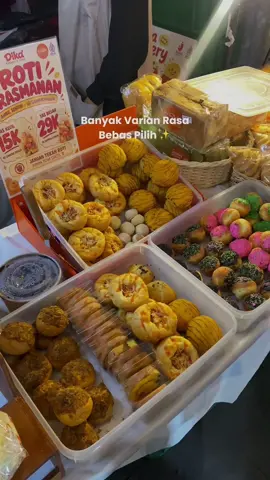 Roti prasmanan di Gatsu Solo mulai 15ribuan!🥖🥯 Bisa pilih roti favoritmu sendiri terus masukin ke paper bag sesuai ukuran yang kamu mau ✨ 🥖 Paper bag kecil Rp15.000 🥖 Paper bag besar Rp29.000 Roti prasmanan ini cuma ada di Pop Up Dika Bakery Gatsu Solo setiap Jumat–Minggu aja! 👀 #rotiprasmanan #dikabakery #kulinersolo #gatsusolo 