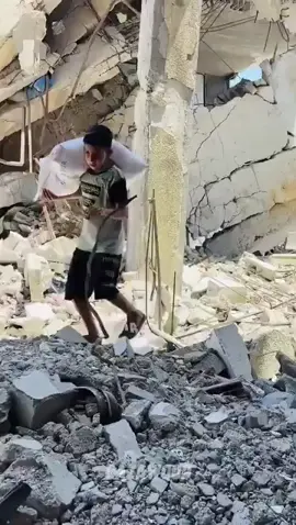 الله أكبر 💔 طفل يحمل الطحين، ورصاصة تستهدف صدره! 🇵🇸 #غزة #فلسطين #اكسبلور  #creatorsearchinsights #plottwiststhatkeepviewersin 