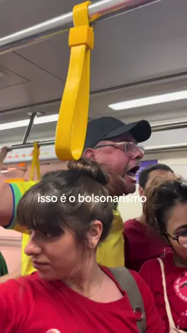 ele entrou no vagão assim, não houve provocação. tinha um pai com uma bebê no colo do meu lado e ele assustou a criança! o pai teve que pedir calma pra ele. além de peitar mulher como mostra no vídeo. bolsonarismo é doença 