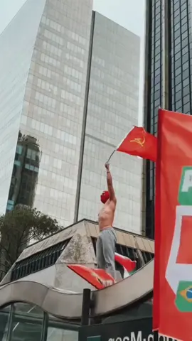 Lá cờ ấy dường như đi vào Lịch sử và trở lên bất Tử, các bạn có biết nó tượng trưng cho giai cấp nào không. Hiện tại k chỉ pháp mà rất nhiều Nước khác nữa Như bỉ , Tây Ba Nha, Hy Lạp, Bồ Đào N ha,Italy …Biểu tình bùng nổ lan rộng ở các nước Châu Âu, tất cả đều giống nhau là phản đối dùng tiền thuế của dân để đổ vào chiến tranh (chống Nga). Hầu như tất cả lãnh đạo các quốc gia Châu Âu đều lấy cớ chống Nga để dồn tiền vào cỗ máy chiến tranh, mua sắm vũ khí. Cuối cùng, kẻ có lợi là những tập đoàn chế tạo vũ khí. Quyền lực của các tập đoàn chế tạo vũ khí là vô hạn. Chúng là các tổ chức tội phạm tình báo bí mật nằm trong bóng tối khuynh đảo điều khiển cả thế giới. Chúng dựng lên các tổng thống, ra lệnh cho các tổng thống (và cả quốc hội) phải rút ruột ngân sách, phải gây chiến tranh, phải bắt lính, phải ép người dân sống thiếu thốn khổ sở, phải đánh thuế thật nặng, phải mắc nợ cả đời. Ai không chịu nổi thì ra đường vô gia cư chết bờ chết bụi mặc kệ. Bọn chúng là những con ác quỷ trong bóng tối ném cả thế giới vào lửa. Bên ngoài nhìn coi lịch sự đẹp đẽ, nhưng bên trong tâm hồn của chúng là những con ác quỷ vô lương tâm. Chúng xem mạng người rẻ như bèo. Người dân ở các nước tư bản bây giờ cực kì khốn khổ, lương không đủ sống, thuế đánh quá nặng, mọi chi phí quá nặng, nợ nần bám theo cả đời. Nhiều người đuối sức bị  bỏ mặc rồi chết ngoài đường. Chúng ta thực sự cần chế độ CNXH biết lo cho toàn dân, không bị thế lực ngầm điều khiển, đủ sức chống lại mọi sự xâm nhập thao túng của các tổ chức ngầm quỷ quyệt này. Ta nên biết, các tổ chức ngầm này rất giỏi kỹ thuật tình báo, kỹ thuật truyền thông bẩn (chửi bới bậy bạ), kỹ thuật lôi kéo lực lượng, kỹ thuật lừa đảo buôn lậu bắt cóc hối lộ... Ta cần nâng cấp lý luận chính trị để đối phó với các tổ chức ngầm thế này. #viralvideo 