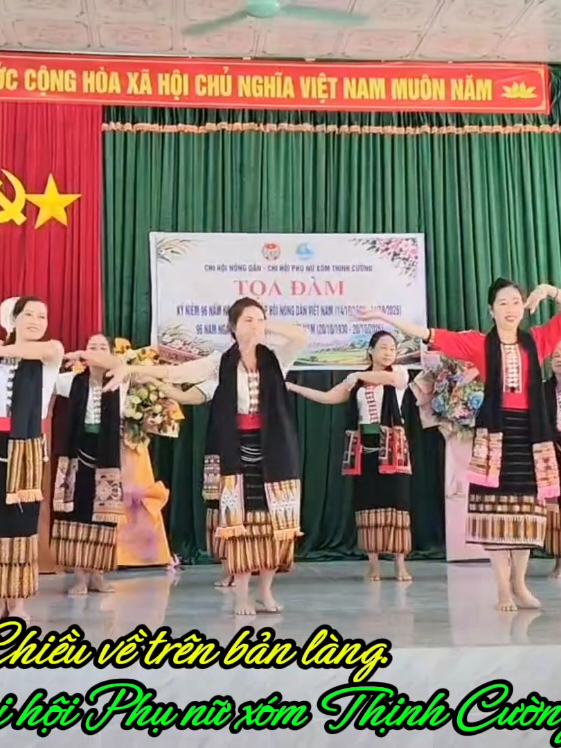 Chiều về trên bản làng.