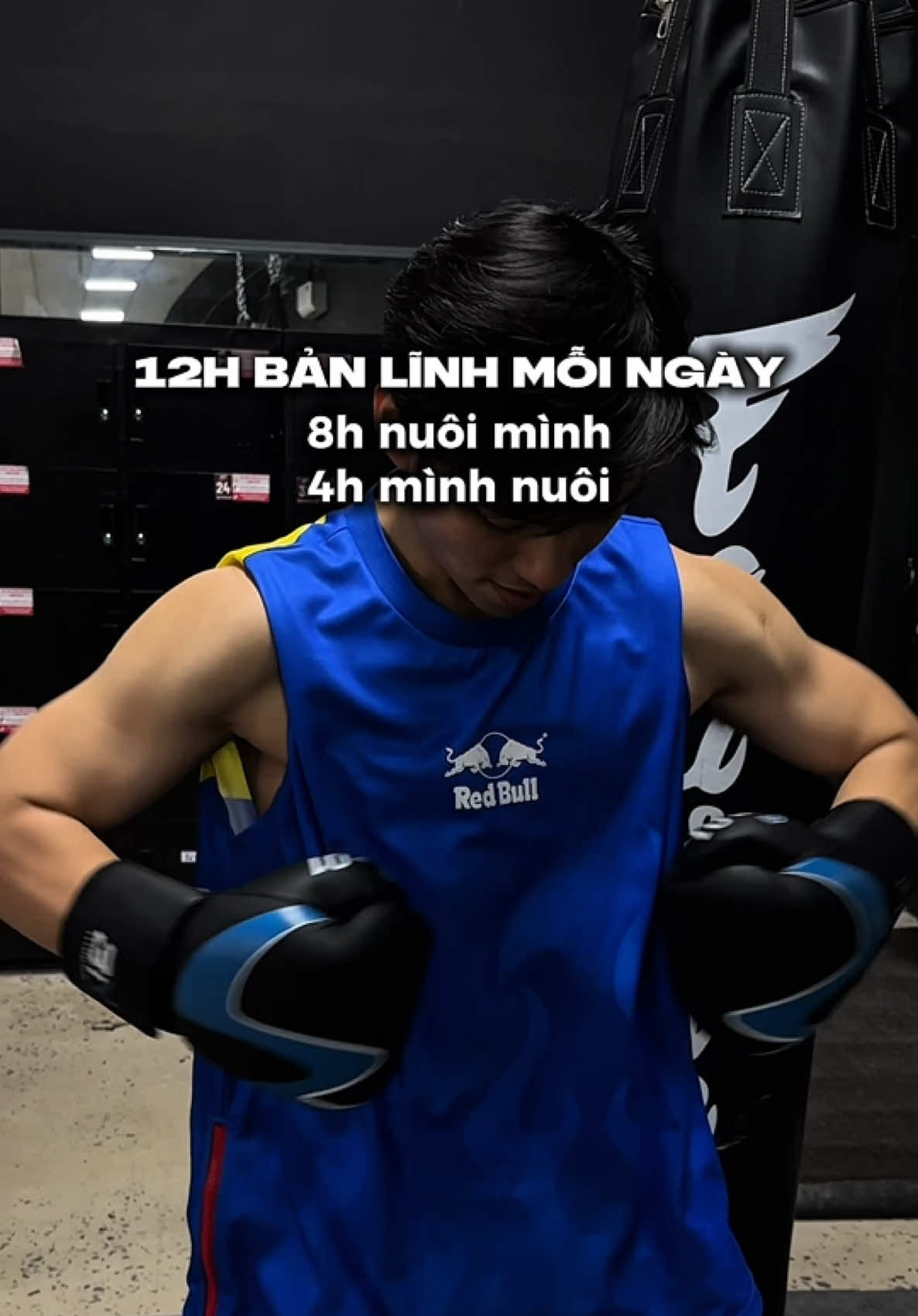 Chọn sống 2 cuộc đời - ngày nhiệt huyết công việc, tối máu lửa đam mê nhé💪 #Lifestyle #RedBull #BanLinhToiCungHucToiDi #NgayNhietHuyet #DemMauLua