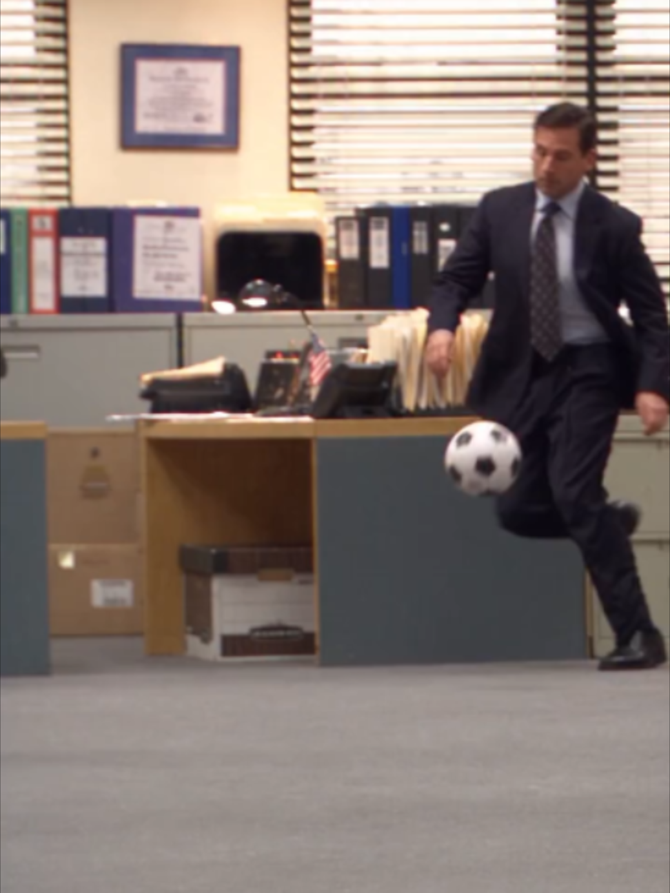 OK, O ADMIN 1 VAI FAZER O ÚLTIMO POST DESTA TREND... E NÃO DÁ PARA SUPERAR ISTO! 😭🔥   QUAL FOI O VOSSO TEMA FAVORITO PARA O GOLO DO ÖZIL? 👀   📹 @jake.visualss_/IG #ViraisLMTV #Trend #Ozil #TheOffice