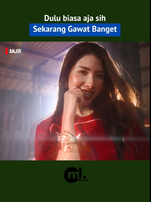 Niatnya cuma nongkrong santai bareng temen-temen, eh tiba-tiba cewek ini lewat di depan muka dan... anjir, cantiknya beneran kelewatan!Mau nge-chat tapi minder takut udah ada yang punya. 🫠 Penasaran kelanjutannya? Yuk, langsung tonton videonya di sini: > 🔗 http://www.youtube.com/watch?v=snfXTB9c2JY  @Ddchen   #musikviral #musik #laguviral #GlowUp #hiburan 