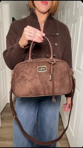 The way you’ll never have to fish through the bottom of this bag.. @Newbella.Fashion  #bowlingbag #shoulderbag #newbella #workbag #tiktokshopcreatorpicks 
