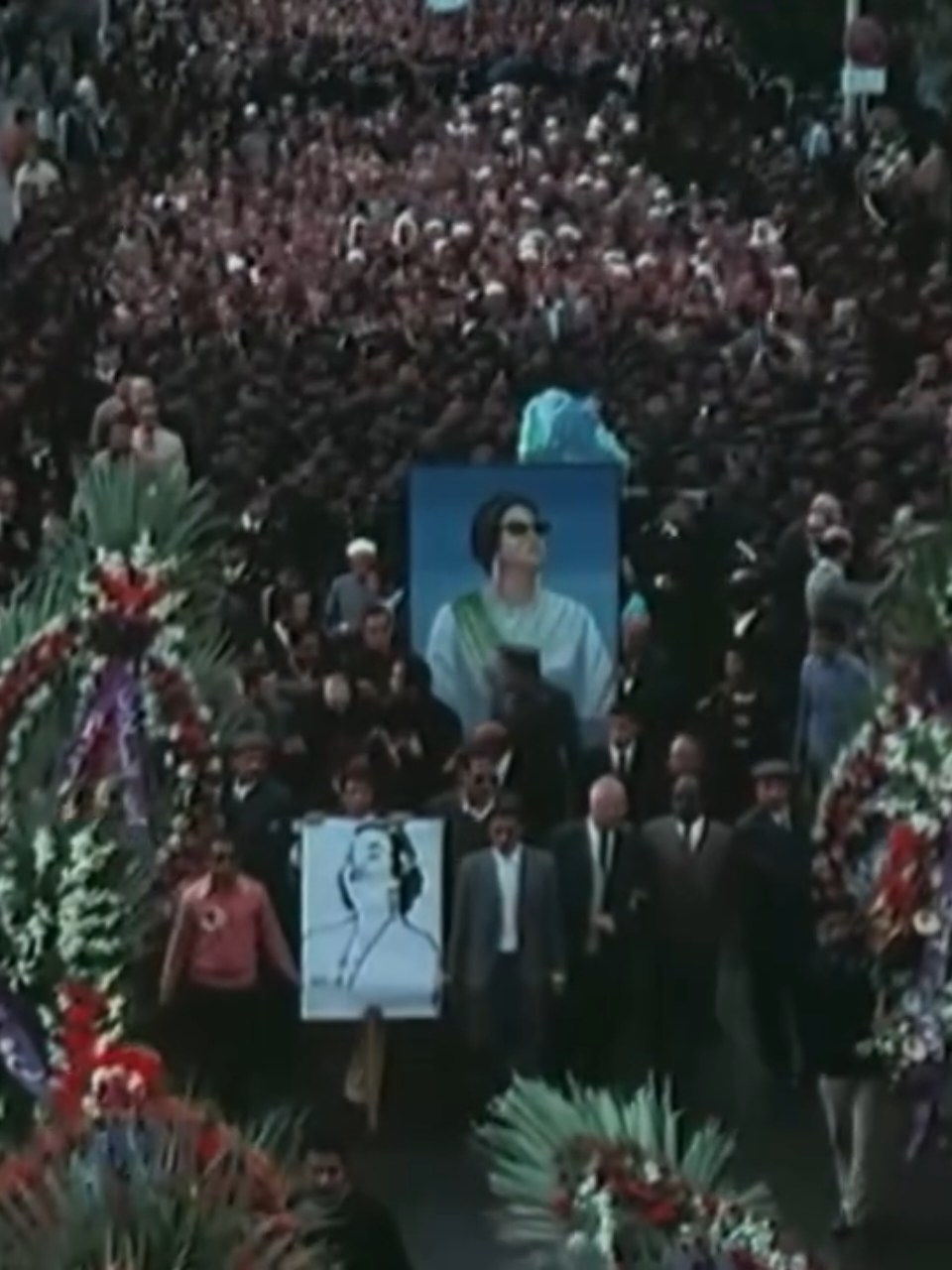 الجنازة التي أوقفت الحياة في مصر! شاهد كيف حمل الشعب نعش أم كلثوم في الخامس من فبراير عام 1975، شهدت شوارع القاهرة واحداً من أعظم المشاهد الشعبية والتاريخية في القرن العشرين؛ جنازة 