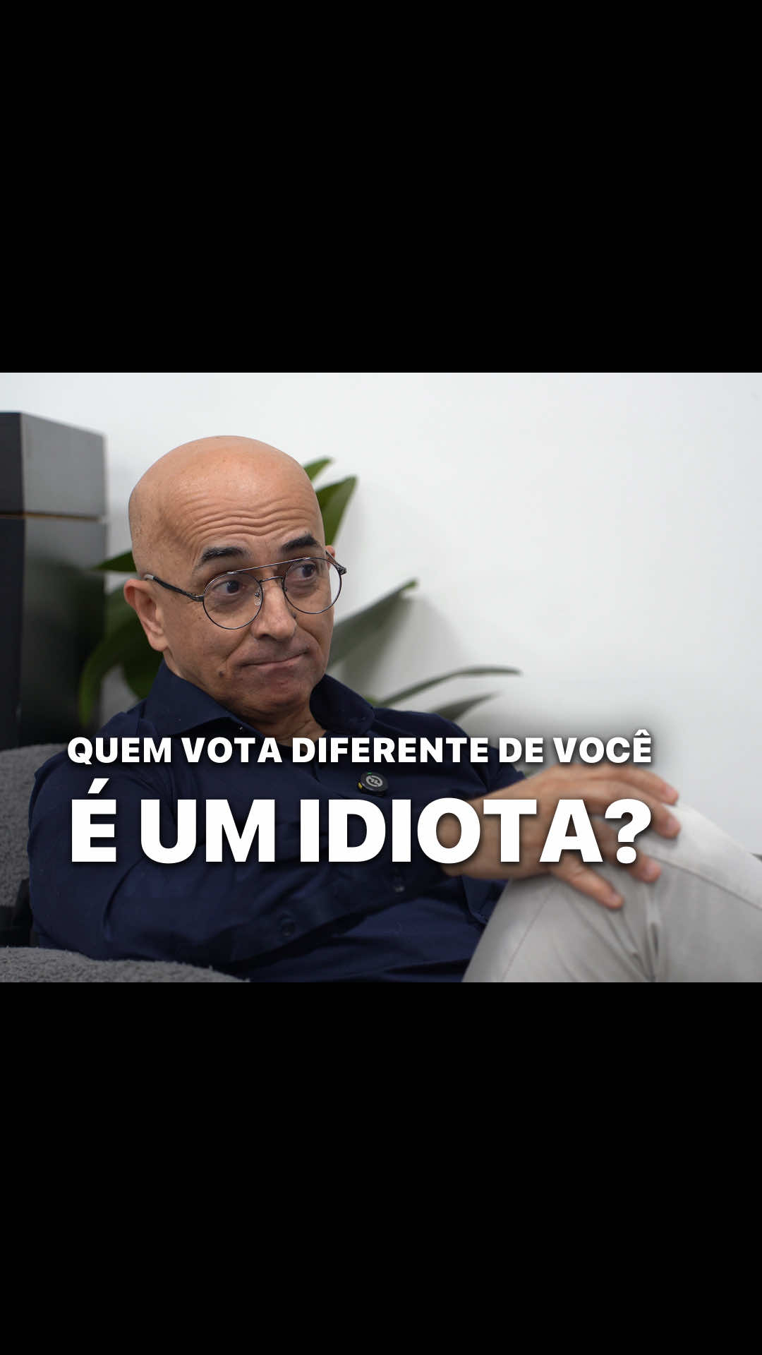 Você já deixou de falar com alguém que gosta por causa de política? 🤔 É impressionante como quem vota diferente de você é sempre um idiota. Quem vota no seu candidato sabe das coisas. Quem vota no outro é alienado. E do outro lado tem alguém pensando exatamente o mesmo sobre você. A psicologia chama isso de realismo ingênuo. A gente acha que enxerga as coisas do jeito que elas são. Então, se o outro discorda, só pode ser falta de informação, de inteligência ou de caráter. E tem o ponto cego do viés: você percebe rápido quando o outro está sendo influenciado, mas quase nunca percebe quando acontece com você. O outro foi manipulado, você pensou por conta própria. O outro é fanático, você tem princípios. Na empresa acontece igual. O sócio que discorda vira inimigo. O funcionário que questiona vira desleal. E aí você só escuta quem concorda e começa a decidir pior. Você pode defender o que acredita sem tratar como inimigo quem sempre esteve do seu lado. Ter certeza não é a mesma coisa que ter razão. Quem você já tratou como inimigo só porque pensava diferente? 👇 Se você não segue 👉 @clailtonluiz, provavelmente nunca mais vai me ver. Mas se você já está aqui, parabéns! Você está investindo melhor o seu tempo e blindando a sua empresa todos os dias. 🤝