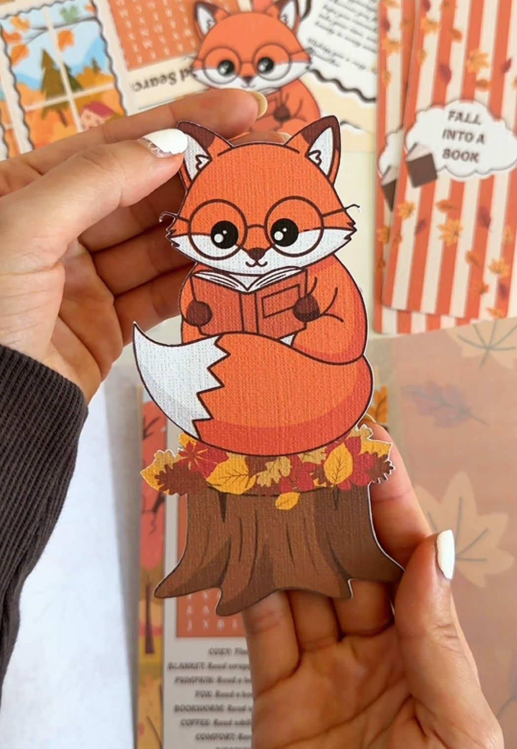 One year ago I started my small business and now it has grown to 1000 members! ✨If you would like to receive the cutest bookish mail you can join through the link in my bio! 