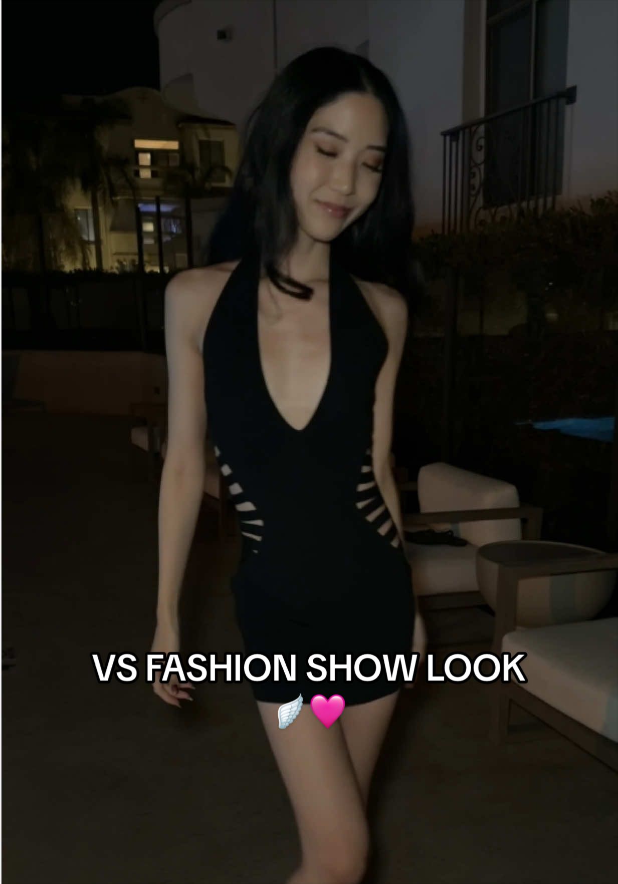 can’t believe I got to hear Tate McRae sing this LIVE at the VS fashion show 😭🪽❤️‍🔥 #victoriassecret #victoriassecretfashionshow #vsfashionshow #tatemcrae #transitions @Victoria's Secret @VSPINK @Revolve Tate mcrae housewife makeup hair outfit transition Victoria’s Secret fashion show  