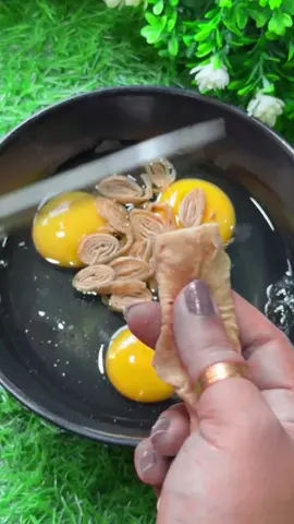 Cut Roti into Small Pieces and Mix with Eggs! 😍 A Delicious Breakfast Recipe the Whole Family Will Love!#BreakfastRecipe #EasyRecipe  #LeftoverRoti  #ViralRecipe #viralvideo 