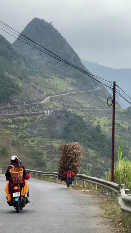 Phụ nữ người Mông cả đời lam lũ, đôi chân đi qua biết bao hốc đá tai mèo, làm lụng đến khi lưng còng, tóc bạc, người gầy đi theo năm tháng. Có lẽ đến khi sức chẳng còn, họ mới nghĩ đến chuyện nghỉ ngơi, không lên nương nữa… Nhân ngày 20/10, chúc các mẹ, các chị luôn mạnh khỏe, bình an và được yêu thương nhiều hơn. ❤️ #hunghagiang