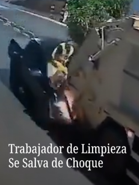 Un recolector de basura que viajaba en la parte de atrás de un camión de limpieza logró saltar justo a tiempo y esquivar a un auto que se estrelló contra la unidad. Tras la noticia, las autoridades aún no confirman si el trabajador sufrió alguna lesión, aunque en el video se observa que uno de sus pies resintió el impacto. Tanto sus compañeros de trabajo como el conductor que impactó el camión acudieron a auxiliarlo. #nmásunivisionviral #brasil #trabajador #accidente #choque