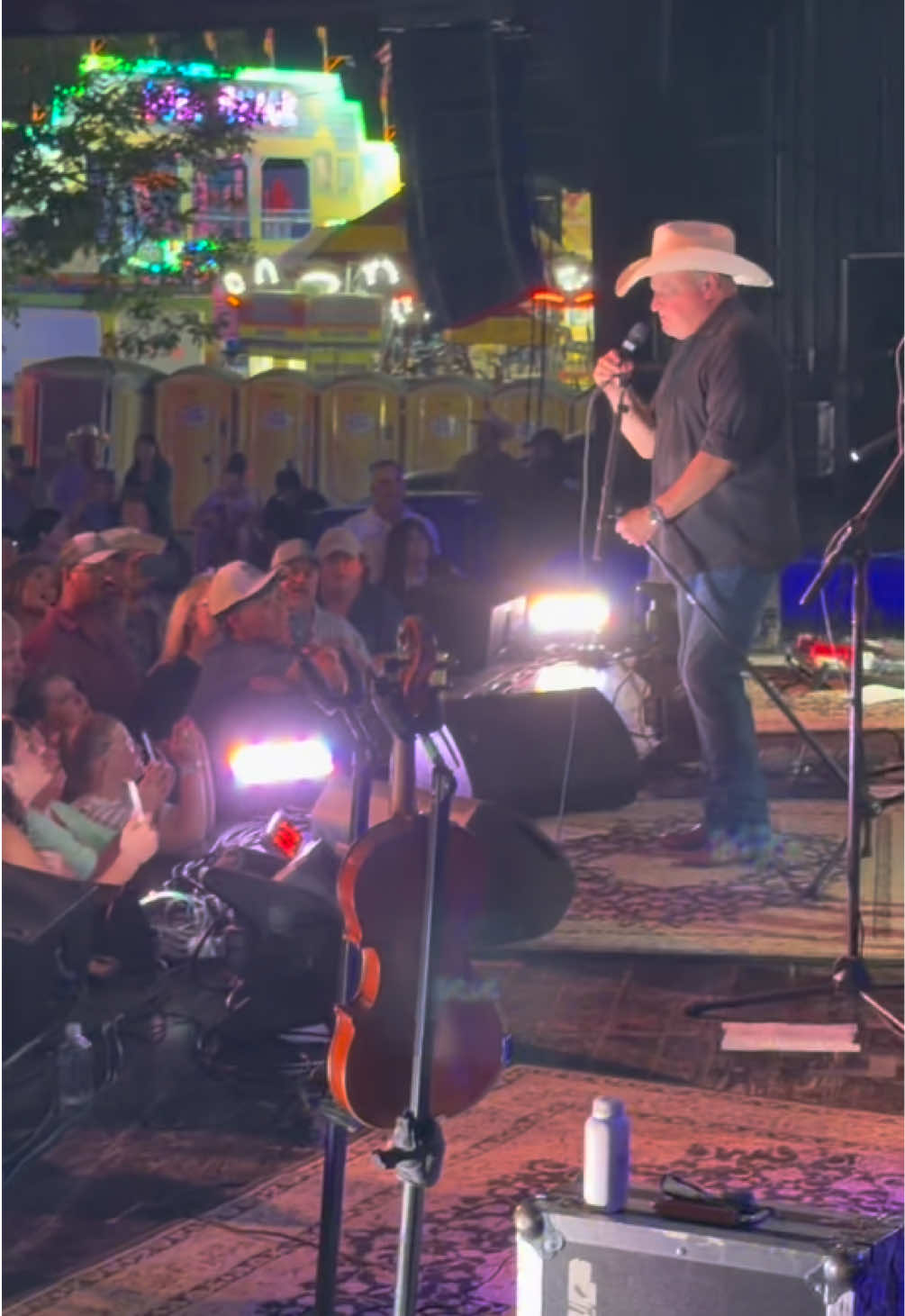 Nothing like hearing a crowd like this one sing along. Appreciate y’all!  #countrymusicfans #markchesnutt #countrymusic #idontwannamissathing 