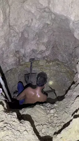 Gold Hunter Digging inside earth to find Gold #undergroundmining #hiddentreasures #goldmining #usa 