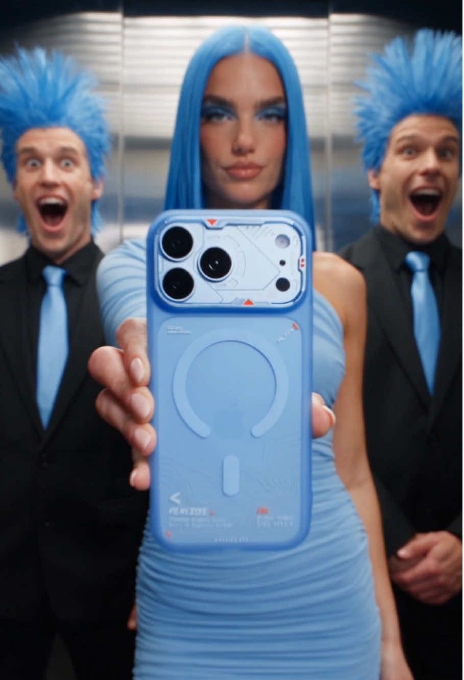 All eyes on PEAKZOOC. ⚡📱 #PhoneCase #ElevatorStyle #TechStyle #iPhoneAccessories #PEAKZOOC