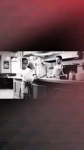 يعد برج المملكة واحدًا من أبرز المعالم المعمارية في الرياض، ورمزا حديثا يعكس تطور المملكة العربية السعودية ونهضتها العمرانية. منذ افتتاحه، أصبح البرج وجهة رئيسية للسكان والزوار، ليس فقط لارتفاعه المميز، بل أيضًا لما يقدمه من مرافق متنوعة وتجربة فريدة. تم افتتاح برج المملكة عام 2002، وهو مشروع تابع لشركة شركة المملكة القابضة التي يملكها الأمير الوليد بن طلال. يبلغ ارتفاع البرج حوالي 302 متر، ويتكون من 99 طابقا، ما جعله لفترة طويلة أحد أطول المباني في قدد الشرق الأوسط، تضميمه الفريد الذي يشتبه فتحة القوسة فلي عط أعلاه يميزه عن بقية ناطحات السلحاب، وقد صمم ليكون تحفة معمارية تجمع بين الحداثة والهوية المحلية. يضم البرج مجموعة واسعة من المرافق، منها مكاتب إدارية، وشقق سكنية فاخرة بالإضافة إلى فندق فورسيزونز الرياض الذي يعد من أفخم الفنادق في المدينة. كما يحتوي على مركز تسوق ضخم يعرف باسم مملكة مول، ويضم العديد من العلامات التجارية العالمية والمطاعم الراقية من أبرز معالم.... #fyp #foryou #fy #شروحات #tiktok 