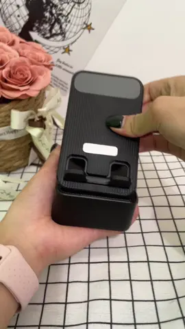 Te permite cargar tu teléfono mientras disfrutas de tus videos y música favorita #UtilidadesDelHogar #BocinaPortatil #SoporteAjustable #TecnologiaPractica