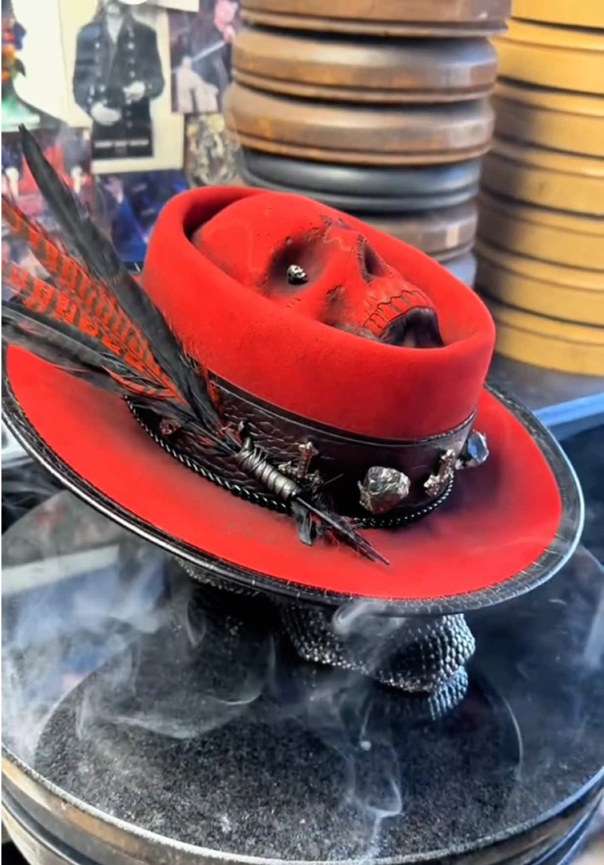 J’ai offert un chapeau complètement fou à un abonné rencontré à un concert de heavy metal ! 💀🤘🔥 #Chapelier #artisan #chapeau  
