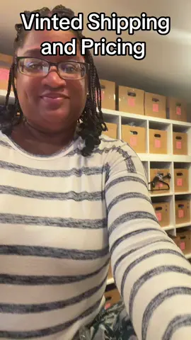 Just because buyers are finding AMAZING deals on Vinted doesn’t mean you have to give your inventory away! 👏🏾 💵 PRICE YOUR ITEMS AT FAIR MARKET VALUE! Leave room for offers and negotiations. Vinted is a resale platform, NOT a garage sale! Buyers WILL pay for quality pre-owned items they really want. 📦 NOW, LET’S TALK SHIPPING! And for all my non-reseller resellers on Vinted, COME CLOSE! 👀 Presentation MATTERS! Your items should arrive clean, neatly folded, securely packaged, and looking as close to new as possible. We’re trying to encourage people to shop SECONDHAND, not make them regret it! A damaged item or sloppy packaging can affect your reviews, ratings, and future sales. ⭐ You don’t have to spend a fortune on packaging, but you DO need to put some care into it! I don’t make the rules, y’all! I’m just sharing the tips and tricks to help you WIN in the resale game! 💅🏾👑 💬 Vinted sellers, let’s talk! Are you pricing at market value or pricing everything to move quickly? And what’s the WORST packaging you’ve ever received? #VintedSeller #VintedTips #ResellerCommunity #ResellingTips #SecondhandFashion