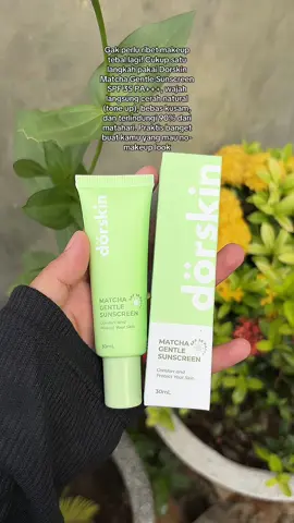 Gak perlu ribet makeup tebal lagi! Cukup satu langkah pakai Dorskin Matcha Gentle Sunscreen SPF 35 PA+++, wajah langsung cerah natural (tone up), bebas kusam, dan terlindungi 90% dari matahari. Praktis banget buat kamu yang mau no-makeup look! @Dorskin Official #suncreen #suncreenviral #suncreenreview 