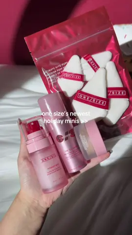 theyre so cute!! and you get a free gift <3 one size beauty holiday minis trio makeup not lasting tiktok shop #tiktokshopcreatorpicks #TikTokShopBlackFriday #Discoveryourgift #TikTokShopCyberMonday #onesizebeauty one size beauty best mini holiday set setting spray blurring powder travel size long wear makeup stocking stuffer gift idea maehni