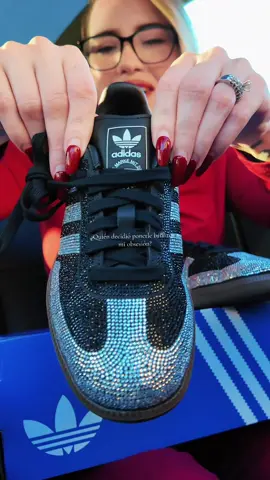 Las Adidas Samba ya son una obsesión, pero esta versión con brillitos es otro nivel. 😍🖤✨ Las clásicas Samba OG en negro y plateado, con detalles de rhinestones que les dan ese toque girly sin perder su estilo deportivo. 👟💎 Perfectas para combinar con jeans, leggings o un outfit casual que quieras elevar un poquito. ¡Demasiado lindas! ❤️ #tiktokshopcreatorpicks #TikTokShopBlackFriday #DiscoverYourGift #TikTokShopCyberMonday #AdidasSamba . . . . . . . . . . . . adidas Samba OG Rhinestone Black Silver Women's Fashion Shoes New Adidas Samba OG mujer, Adidas Samba negras, Adidas Samba con brillitos, Adidas Samba con piedras, Adidas Samba rhinestone, Adidas Samba negras y plateadas, Adidas Samba originales, Adidas Samba para mujer, tenis Adidas Samba, zapatillas Adidas Samba mujer, Adidas Samba edición brillante, Adidas Samba con cristales, tenis negros Adidas mujer, zapatillas Adidas de moda, tenis casuales para mujer, sneakers de mujer, tenis de moda para mujer, zapatos deportivos casuales para mujer, tenis para combinar con jeans, tenis para outfits casuales, tenis aesthetic para mujer, tenis girly, tenis bonitos para mujer, tenis Adidas para regalar, regalos de Navidad para mujer, regalos para amantes de los tenis, regalos para novia, Adidas Samba OG black silver, Adidas Samba rhinestone sneakers, Adidas Samba sparkly, Adidas Samba black rhinestone, Adidas Samba women’s shoes, Adidas Samba OG women’s sneakers, black Adidas Samba sneakers, Adidas Samba with crystals, Adidas Samba with bling, sparkly sneakers for women, trendy sneakers for women, cute sneakers for women, women’s casual sneakers, fashionable Adidas sneakers, Adidas Samba outfit ideas, Adidas Samba streetwear, Christmas gifts for sneaker lovers, gifts for Adidas lovers