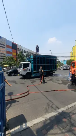 trimakasih atas bantuanya pak damkar kalo gak ada pak damkar ngak tau ayamnya sudah jadi ayam panggang sehat selalu pak damkar #fyp #virall #pasarturisurabaya #damkarsurabayawithlove @damkar112suroboyo 