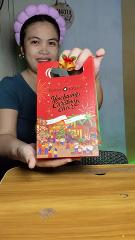 May ready-to-give bundles na perfect for friends, family, workmates, and exchange gifts. Plus, may kasama nang Christmas paper bag! Less hassle, more thoughtful gifting. ✨Save this for your Christmas gift ideas! 🎄 #HumanNaturePH #HumanNature #ChristmasGiftIdeas #GiftGuidePH #exchangegiftideas 