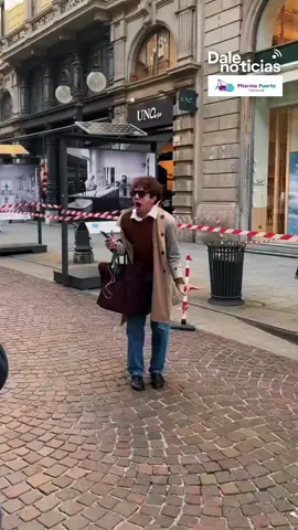 🇮🇹 JOVEN ITALIANO SE VUELVE VIRAL TRAS LAS PROTESTAS EN MILÁN Un joven italiano de 23 años se viralizó en redes sociales tras expresar su indignación por los destrozos registrados durante las protestas en Milán, Italia. “¡No soporto más a esta gente, quiero vivir en mi ciudad!”, gritó en plena calle comercial, en un descargo en el que lamentó los daños provocados en la ciudad que, según sus palabras, construyeron sus abuelos. Además, el joven lanzó críticas contra Elly Schlein, líder del Partido Democrático (PD), en medio de su reacción frente a los incidentes. El registro ha llamado la atención en redes sociales y reavivó el debate sobre las protestas, los daños a los espacios públicos y la convivencia en las ciudades italianas. 📲🏥 Esta noticia es presentada por @pharmapuerto la Farmacia de los sanantoninos ✅ #DaleNoticias #Milán #Italia #Protestas #NoticiasInternacionales