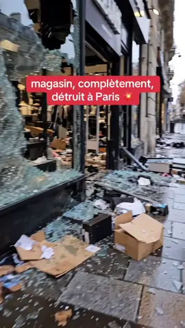 ce magasin est complètement détruit  qu’en pensez-vous  ? #magasin #manif #paris 