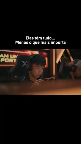 BRASILEIROS OU BANGLADESH? QUEM FAZ MAIS BARULHO PELO SEU TIME?! 👀🔥 A paixão pelo Frifas não tem fronteiras, mas a disputa pra descobrir quem são os torcedores mais LOUCOS tá lançada! 🗣️ 👉 Descubra no episódio 4 do FFWS:RAW, já disponível no nosso canal oficial no YouTube! 📺