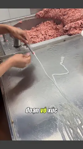 Cả dải xúc xích được tạo ra thế này #xucxich #lamxucxich #maylamxucxich #nhieuxucxich #thucpham 