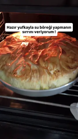 Böreğin bu kadar çıtır olmasının sırrı çift sosunda saklı! Bir sosa batır, diğer sosla lezzetini katla… Sonuç mu? Kat kat çıtır, yemelere doyulmayan bir börek! Üstelik öyle zor tariflerle uğraşmaya da gerek yok. Yapımı kolay, lezzeti olay! Ben size tarifi verdim, gerisi sizde! Bu böreği bir yapın, yerken bana da dua edin. 😍 📌 Çıtır börek sevenler bu tarifi kaydetsin, mutlaka denesin. Malzemeler * 1 kg yufka İç harcı için * 2 büyük kuru soğan * 300 g kıyma * 2 yemek kaşığı sıvı yağ * Tuz, karabiber * İsteğe bağlı maydanoz Yufkaların arasına sürülecek sos * 2 yumurta * 1 su bardağı sıvı yağ * 1 su bardağı süt Malzemeleri bir kasede iyice çırparak homojen hale getirelim. Yufkaları batırmak için * 1 şişe maden suyu * 2 su bardağı oda sıcaklığında su İkisini bir kapta karıştıralım. Hazırlanışı 1. İç harcı için soğanları sıvı yağda kavuralım. Kıymayı ekleyip pişirelim. Tuz ve karabiberini ilave edip karıştıralım. Ocaktan alıp soğumaya bırakalım. 2. Fırın tepsisini yağlayalım. Bir yufkayı bütün olarak tabana serelim ve üzerine sütlü sostan sürelim. 3. Kalan yufkaları kolay yerleştirmek için dörde bölelim. Parçaları sodalı suya batırıp çıkaralım. Fazla suyunu elimizle hafifçe alıp tepsiye yerleştirelim. 4. İki yufkayı bu şekilde serdikten sonra sütlü sostan sürelim. İki yufka daha yerleştirip tekrar sos sürelim. Kıymalı harcın yarısını eşit şekilde yayalım. İsterseniz ince kıyılmış maydanoz ekleyebilirsiniz. 5. Kalan yufkaları da aynı şekilde sodalı suya batırıp tepsiye yerleştirelim. Aralara sütlü sostan sürelim. Kıymalı harcın kalanını ekleyip diğer yufkaları da aynı yöntemle bitirelim. 6. Kenarlardan sarkan yufkaları böreğin üzerine kapatalım. Kalan sosu da üzerine sürelim. 7. Tepsinin üzerini kapatıp buzdolabında birkaç saat dinlendirelim. İsterseniz akşamdan hazırlayıp buzdolabında bekletebilir, ertesi gün pişirebilirsiniz. 8. Önceden ısıtılmış 200°C fırında üzeri güzelce kızarıp çıtır çıtır olana kadar pişirelim. Afiyet, şifa olsun! ❤️