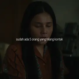 Kehilangan seorang kakak tanpa tahu di mana dan bagaimana nasibnya adalah luka yang tak pernah benar-benar selesai. Asmara Jati terus hidup di antara harapan dan ketidakpastian, menunggu Laut pulang, meski jawaban yang dicari tak kunjung datang. 🥀💔 🎬 Laut Bercerita — tayang 29 Oktober 2026 di bioskop! #LautBercerita #AsmaraJati #BiruLaut #RezaRahadian #YunitaSiregar #FilmIndonesia #FilmIndonesia2026 #Sejarah1998 #JanganLupakanSejarah #FilmWajibTonton #BioskopIndonesia #FYP #FYPIndonesia #ViralIndonesia