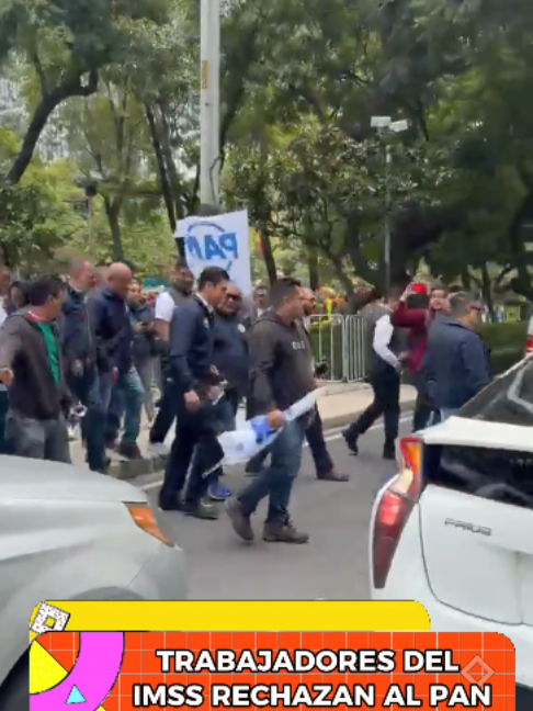 🚨🏥 ¡JORGE ROMERO LLEGÓ AL PLANTÓN Y LE GRITARON “FUERA EL PAN”! El dirigente nacional panista acudió con otros integrantes de su partido al campamento de trabajadores inconformes del IMSS, en Paseo de la Reforma. Pero los manifestantes le reclamaron por el régimen de jubilaciones y pensiones y acusaron a los panistas de querer aprovechar políticamente la protesta. ¿El resultado? Romero y sus acompañantes se retiraron del lugar. Y el conflicto sigue: los trabajadores inconformes piden un aumento directo del 10%, cambios sindicales y mejores condiciones laborales. ¿Solidaridad o oportunismo político, kbronez? 👀 #IMSS #JorgeRomero #PAN #Pensiones #NoticiasMéxico #VMK